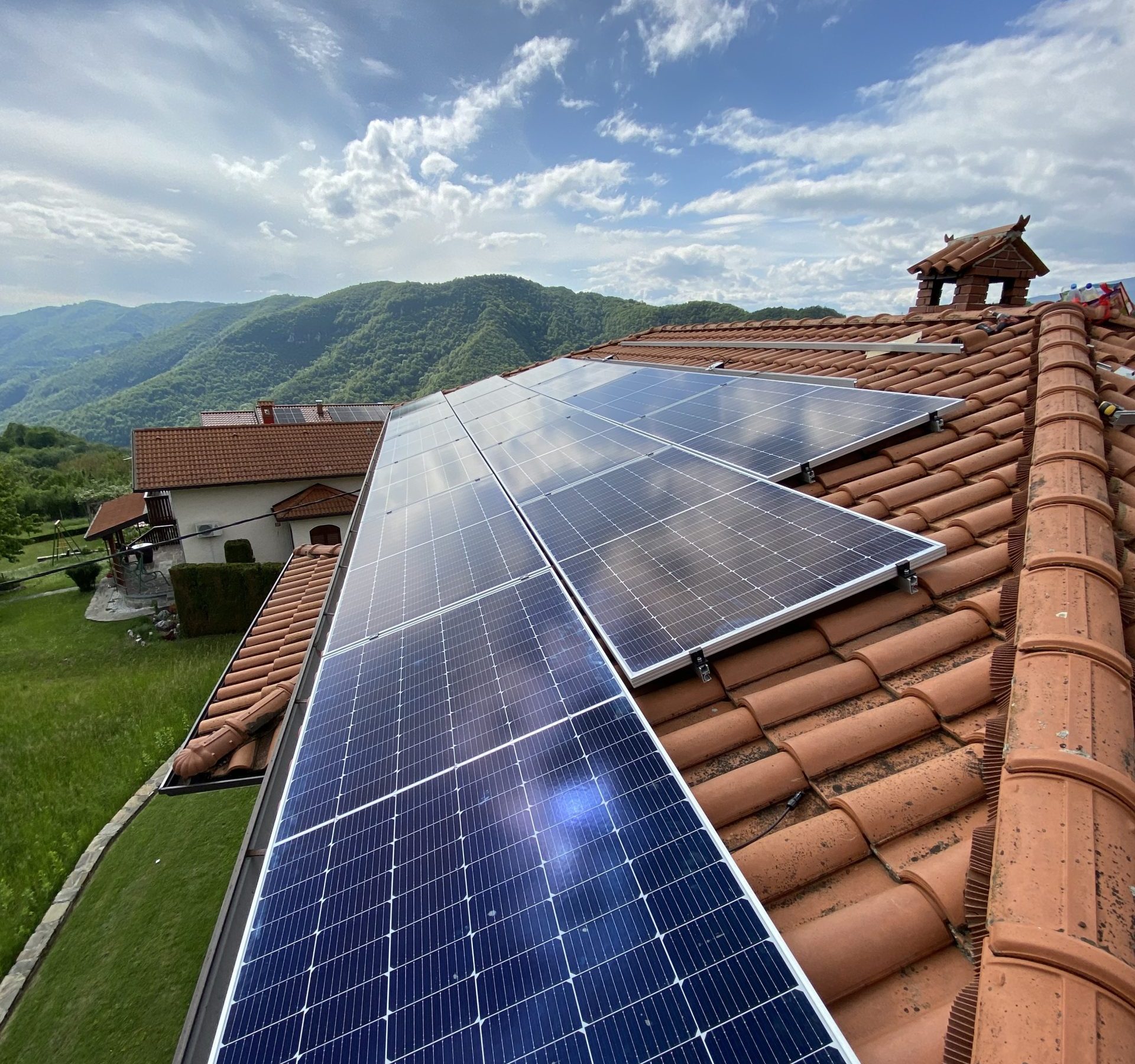 https://www.test.proenergija.si/wp-content/uploads/2024/01/soncne-elektrarne-scaled-e1704742180480.jpg